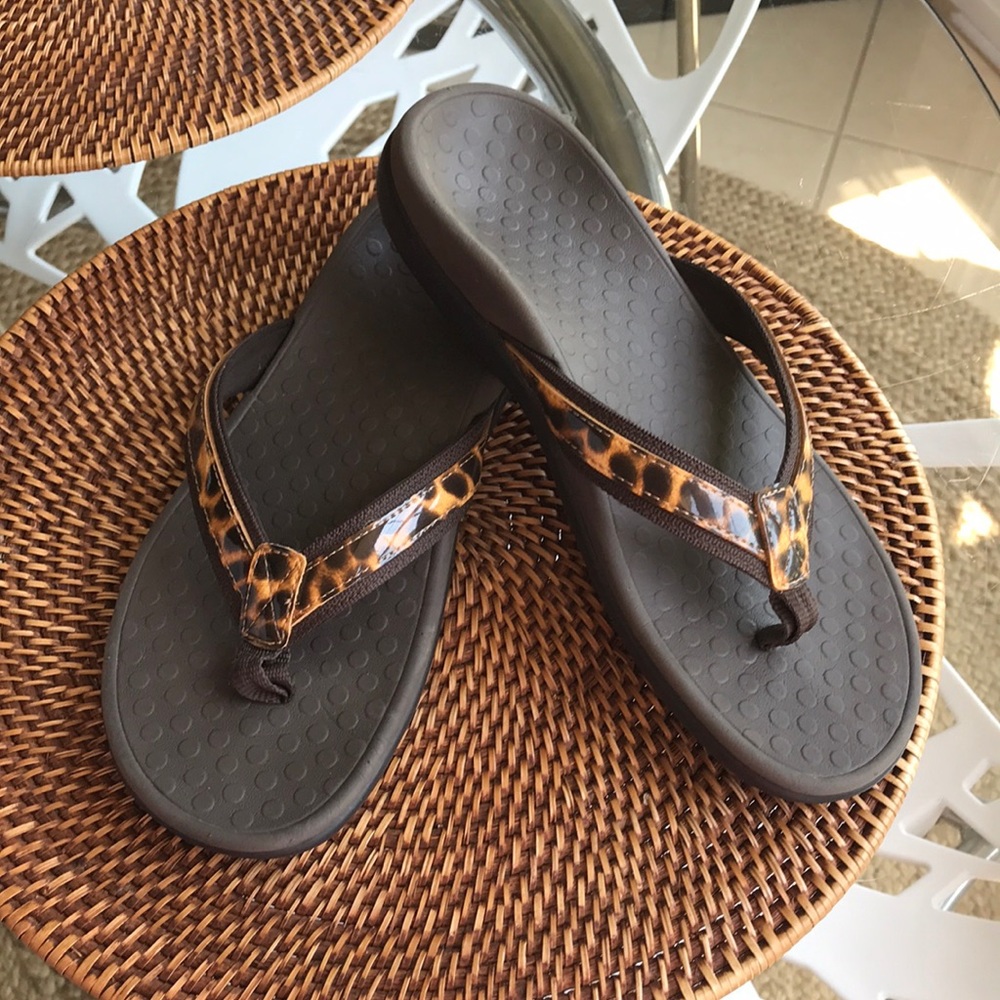 Vionic leopard flip flops